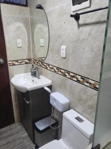 利马HOME BLESSED II的一间带水槽、镜子和卫生间的浴室