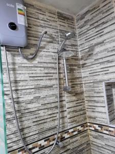 利马HOME BLESSED II的浴室的墙上设有淋浴头