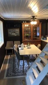 桑内斯Nydelig sted med koselig hytte med Jacuzzi的一间配备有白色桌椅的用餐室