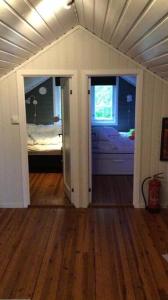 桑内斯Nydelig sted med koselig hytte med Jacuzzi的一间卧室和一张位于房子内的床铺
