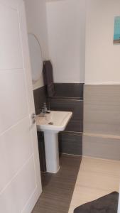 梅德斯通Spacious Studio Maidstone - Redecorated Oct 2023的一间带水槽和镜子的浴室