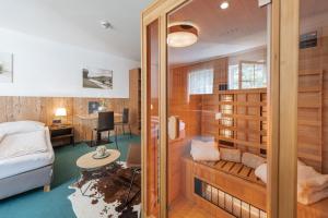 东蒂罗尔地区马特赖AlpenParks Hotel MONTANA的客房设有带一张床和一张书桌的桑拿浴室。