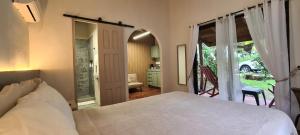 圣卡塔利娜岛Vista Coiba Villas & Restaurant的一间卧室设有一张床,一扇门通往庭院