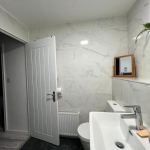 伯明翰Bree and Geesi的白色的浴室设有卫生间和水槽。