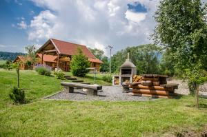 利普托斯基米库拉斯Drevenice TriMount的小木屋设有长凳和凉亭