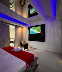 累西腓Rhodes Hotel Recife的一间卧室配有一张床和一台平面电视