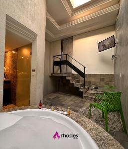 累西腓Rhodes Hotel Recife的带浴缸的浴室,设有楼梯