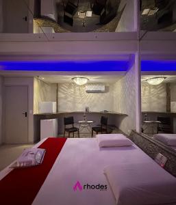 累西腓Rhodes Hotel Recife的一间卧室配有一张床和一张桌子及椅子