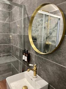 温彻斯特Kyoto Rooms Winchester的一间带水槽和镜子的浴室