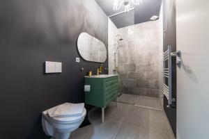克卢日-纳波卡泽罗旅馆的一间带绿色水槽和卫生间的浴室