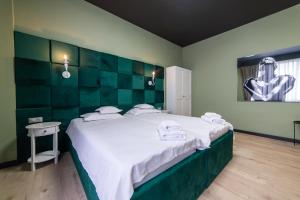 克卢日-纳波卡泽罗旅馆的一间卧室配有一张大床和毛巾