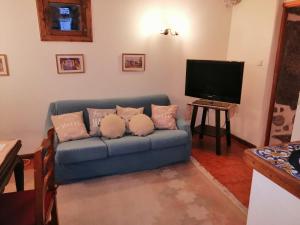 波瓦迪拉尼奥苏卡萨德瑞奎欧旅馆的客厅配有蓝色的沙发和平面电视。