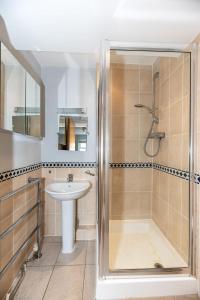 伦敦En-suite Double Room (Private bathroom) Central London的带淋浴和盥洗盆的浴室