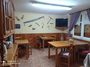 埃斯波特Casa Rural Felip的一间设有桌子的用餐室和墙上的电视