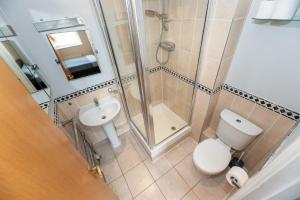 伦敦En-suite Double Room (Private bathroom) Central London的带淋浴、卫生间和盥洗盆的浴室
