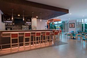 圣萨尔瓦多圣萨尔瓦多万豪费尔菲尔德酒店 的餐厅设有酒吧,配有桌椅