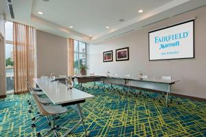 圣萨尔瓦多圣萨尔瓦多万豪费尔菲尔德酒店 的一间会议室,配有桌椅和大屏幕