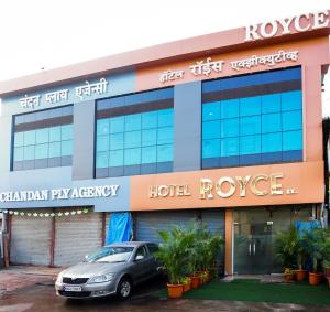 孟买Hotel Royce Executive Near US Consulate, Bandra Kurla Complex的停在酒店前的停车场
