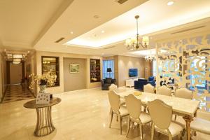 河内Luxury Golf view Apartment Ciputra L2的用餐室以及带桌椅的起居室。