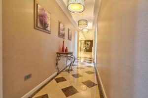 河内Luxury Golf view Apartment Ciputra L2的走廊铺有瓷砖地板,走廊配有桌子