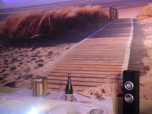 Oye-PlageLOVE SPA的一张桌子,上面有一瓶沙滩葡萄酒