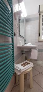 圣乔瓦尼·罗通多Hotel San Francesco的一间带水槽和镜子的浴室