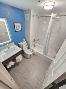 斯塔福德休斯顿斯塔福德舒格兰拉昆塔套房酒店的浴室配有盥洗盆、卫生间和浴缸。