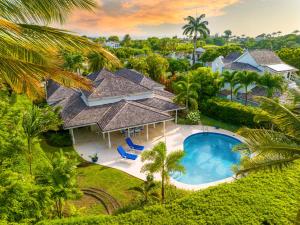 圣詹姆斯Coconut Grove 8 Luxury Villa by Island Villas的享有带游泳池的房屋的空中景致