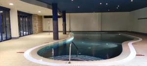 莫哈卡尔Apartamento Almar - Piscina climatizada的一座带游泳池的大楼内的大型游泳池