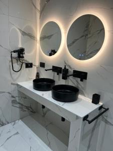 佛罗伦萨Suites - ghibellina 92的浴室设有2个水槽和2面镜子