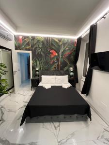 佛罗伦萨Suites - ghibellina 92的一间卧室配有黑色的床和壁画