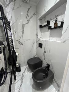 佛罗伦萨Suites - ghibellina 92的浴室设有黑色的卫生间和水槽。