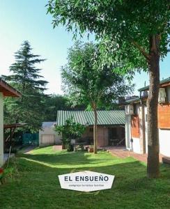 科隆Complejo El Ensueño的房屋院子的标志