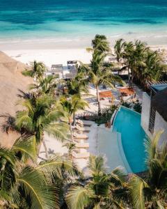 图卢姆Don Quijote - Private pool & Beach club access的享有度假胜地的空中景致,设有游泳池和海滩