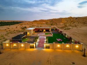 Ḩawīyahاستراحة الكثبان的沙漠中房屋的空中景观
