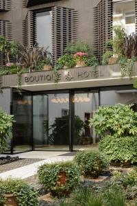 卢布尔雅那AS Boutique Hotel, superior的一座建筑,上面标有读精品灰酒店