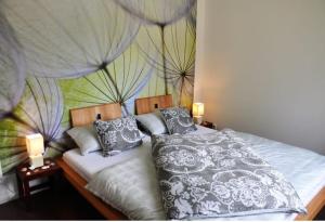 普鲁滕Haus Matti的一间卧室配有带枕头的床
