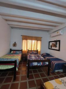 圣玛尔塔Cabaña Ecoturismo Los Mangos的客房设有两张床和窗户。