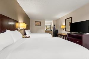 罗瑞尔Americas Best Value Inn Laurel的酒店客房设有两张床和一台平面电视。