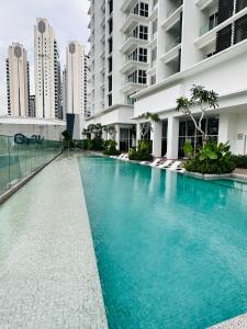 吉隆坡Quill Suites KLCC的一座建筑物中央的游泳池