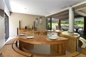布拉伊Betikure Parc Lodge的一间带大木桌的用餐室