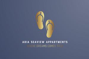 萨兰达Aria Seaview Apartments的蓝色背景的凉鞋