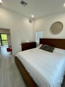 劳德代尔堡Modern Riverview Apartments的卧室配有一张白色大床