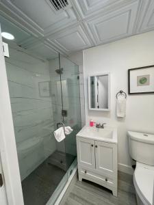 劳德代尔堡Modern Riverview Apartments的一间带玻璃淋浴和水槽的浴室