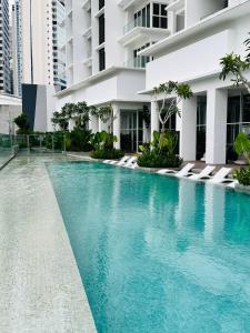 吉隆坡Quill Suites KLCC的大楼前的游泳池