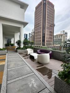 吉隆坡Quill Suites KLCC的享有城市天际线和高楼的景色