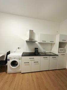 杜塞尔多夫2 schlafenzimmer Waschmaschine Eller的厨房配有洗衣机和洗衣机。