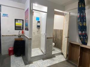 萨兰托Combi的带淋浴和卫生间的浴室