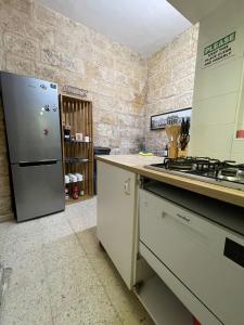 斯利马Sliema's Seaside Charmer的厨房配有不锈钢冰箱和炉灶。
