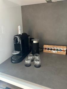 慕尼黑City Living Apartment München的咖啡壶和四杯台面